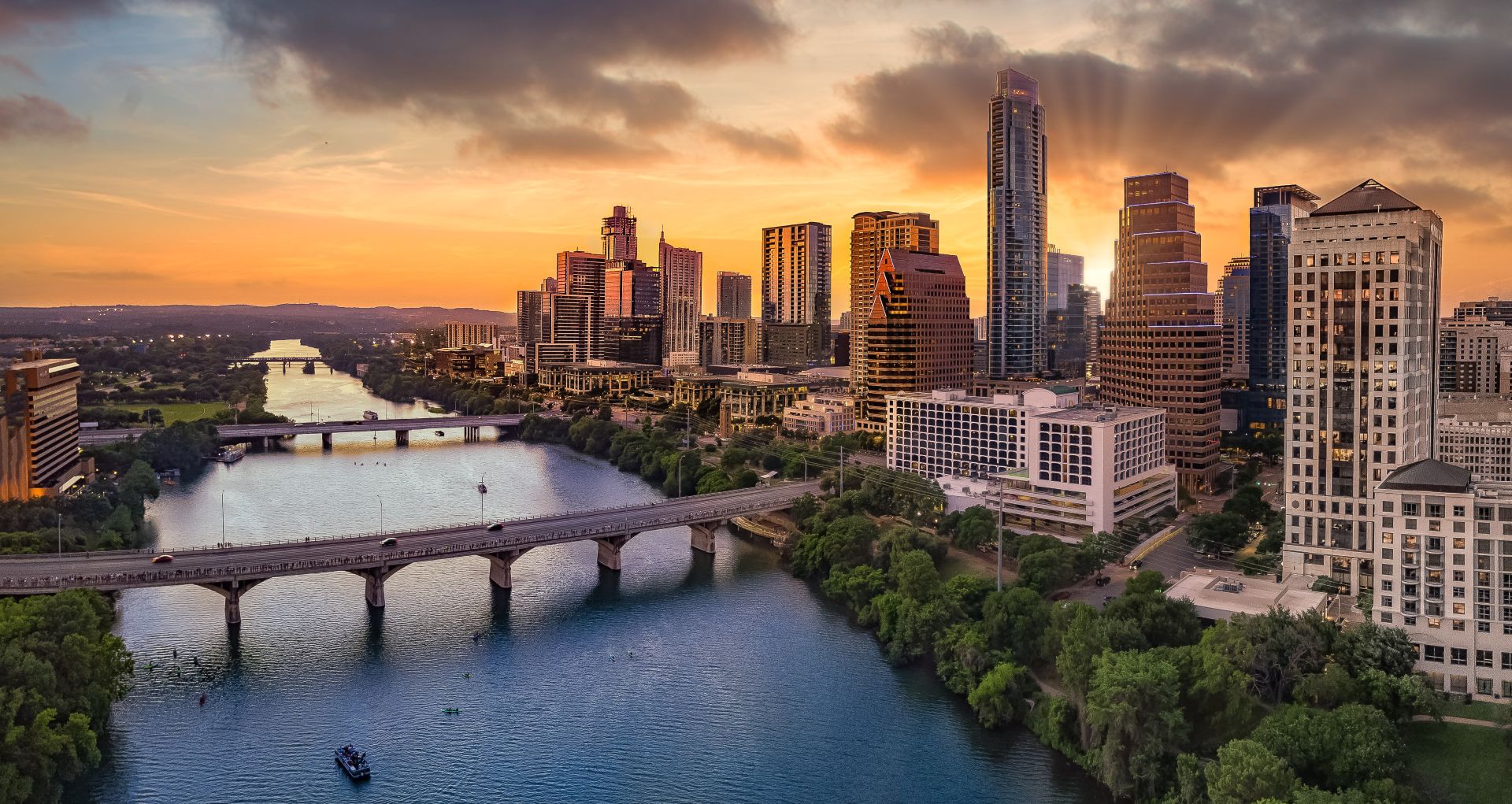 Austin, Texas, USA, skyline del centro dal fiume Colorado.