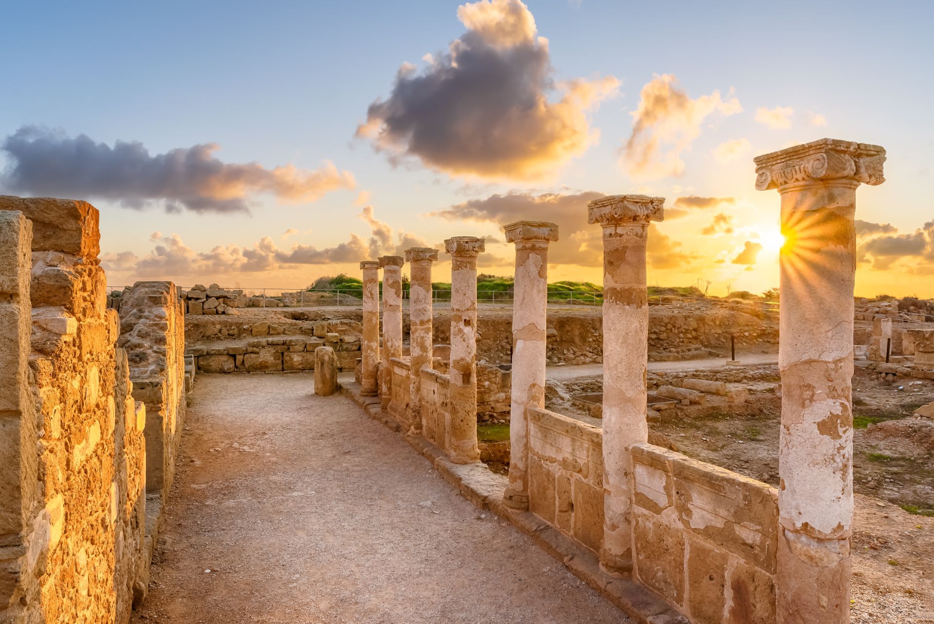 Anciennes colonnes romaines dans le parc archéologique de Kato Pafos, qui fait partie de l'Unesco à Chypre
