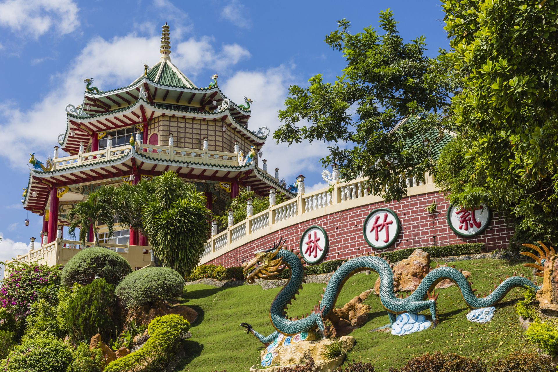 Pagoda e scultura di drago del tempio taoista di Cebu, Filippine.