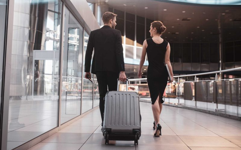 Hombre y mujer viajando con la única maleta